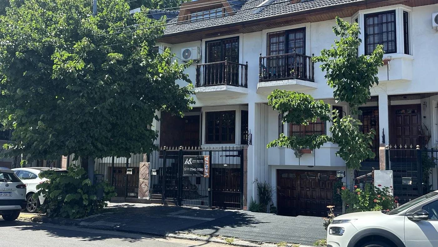 Cajaravilla al 5000 — calle arbolada de casas bajas en Villa Luro