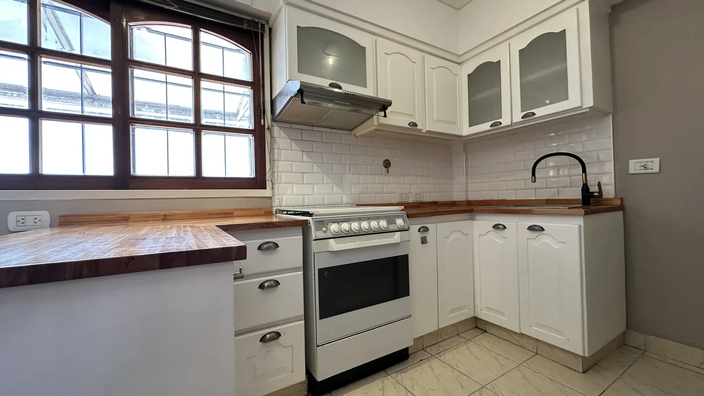 Cocina con mesada de madera y horno