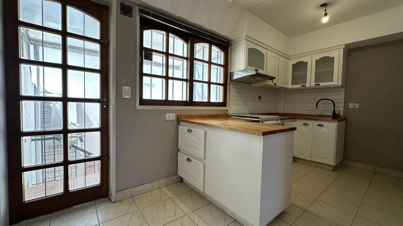 Cocina con salida al patio