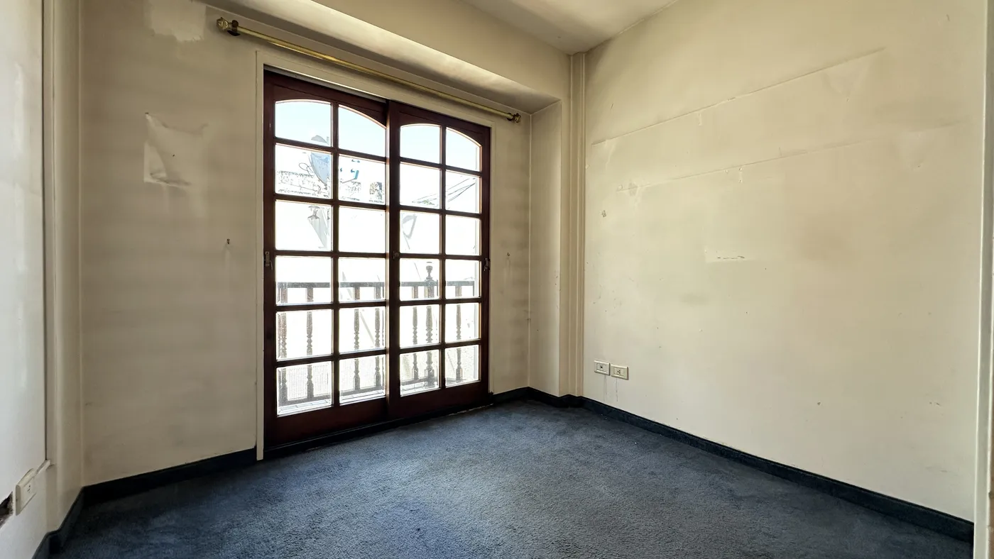 Dormitorio con salida al balcón