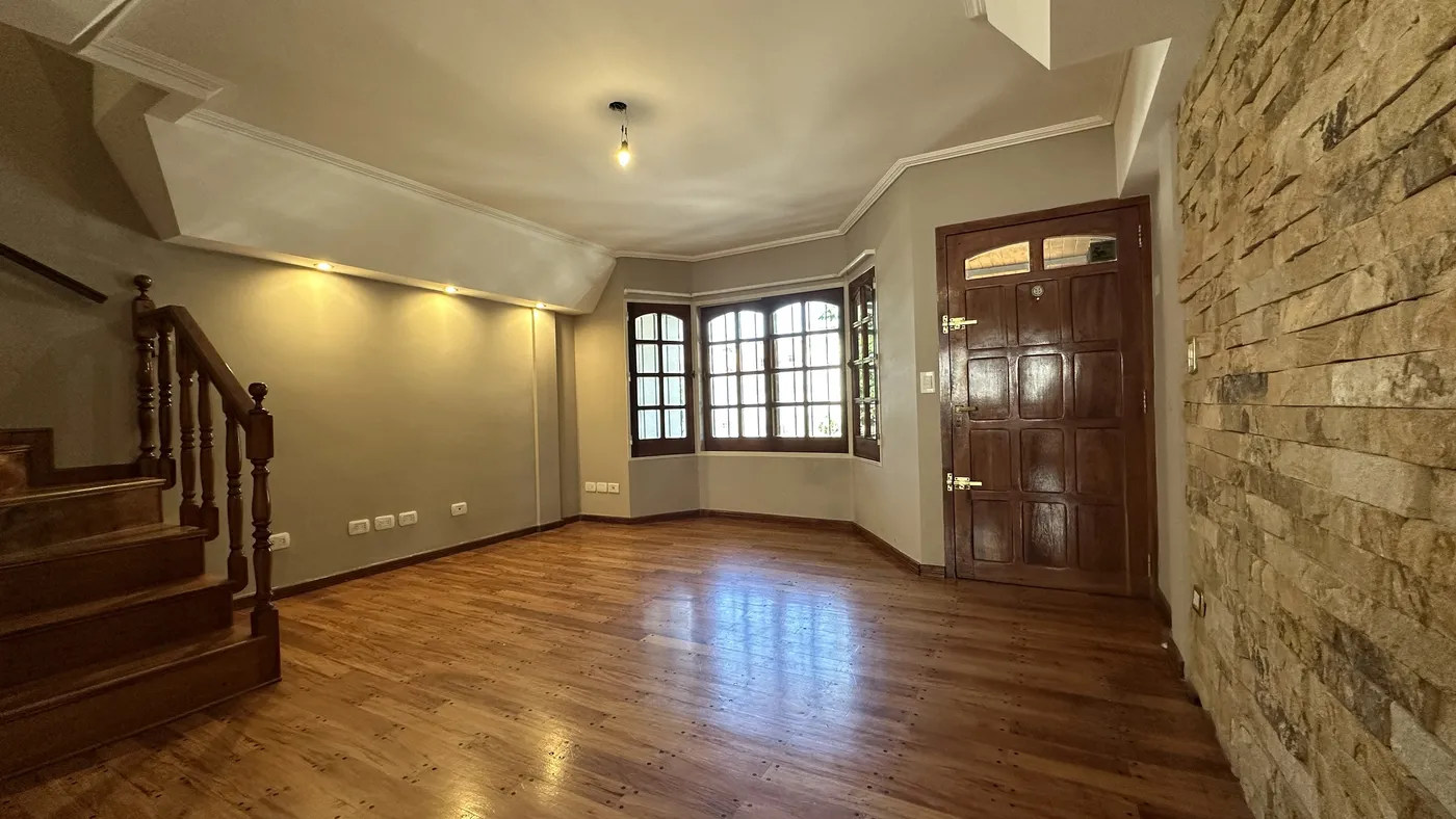 Living comedor con pisos de madera tarugada — Cajaravilla 5006