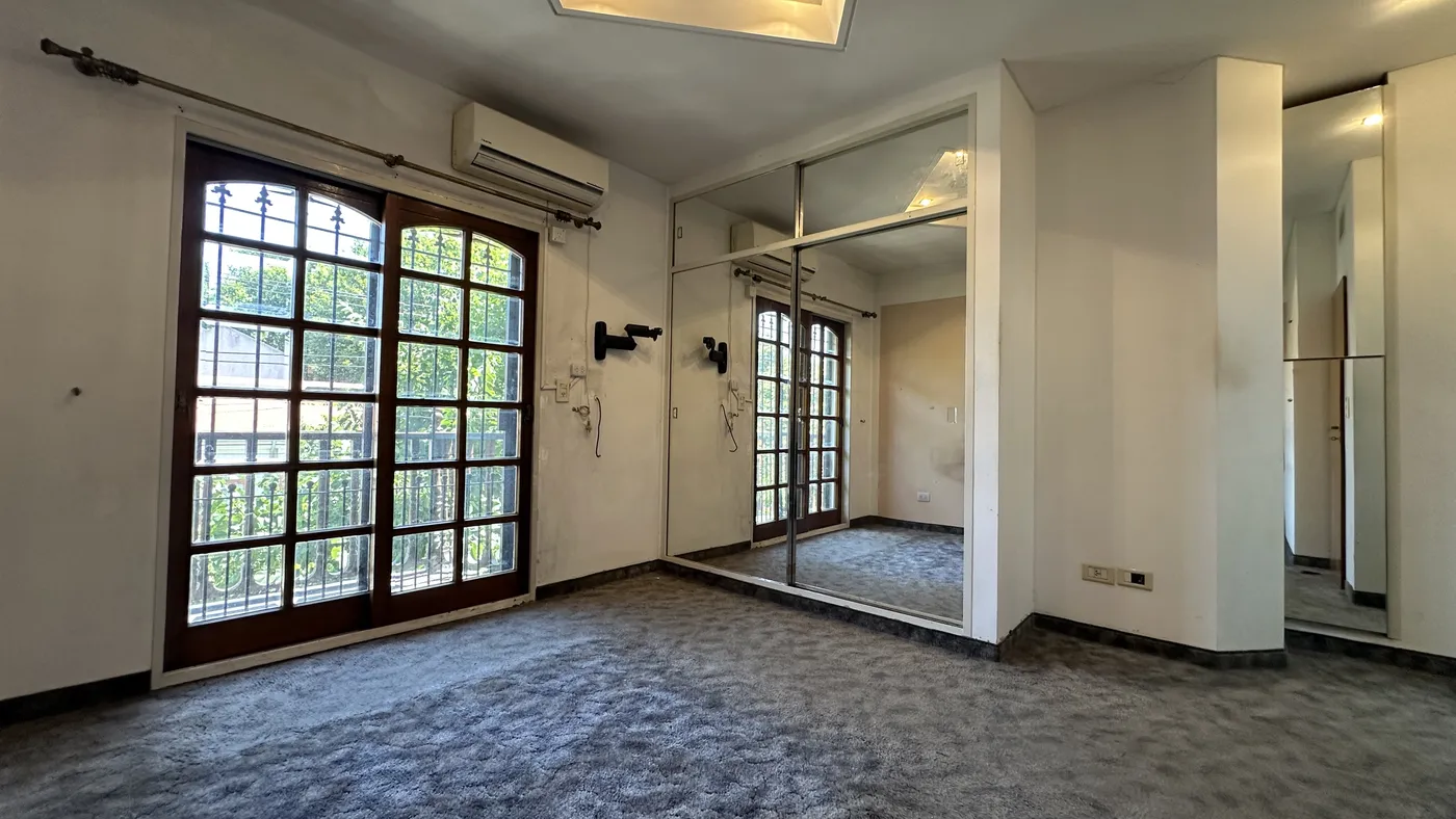 Suite principal con placares espejados y salida al balcón